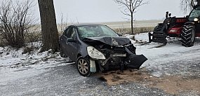 Groźna kraksa w Polanowicach. Osobówka uderzyła w drzew