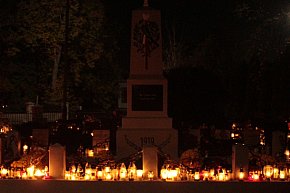 Wieczór na kruszwickim cmentarzu 2025-5936