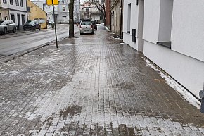 Ślisko na chodnikach w Kruszwicy. Taka aura panuje w całym kraju-6217