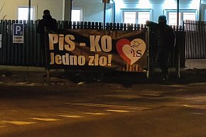 Zamaskowani protestujący czekają na Czarnka w Kruszwicy. Mają transparent [VIDEO]-6239