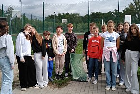 Uczniowie Szkoły Podstawowej w Chełmcach wzięła udział w akcji „Sprzątanie Świata"-45939