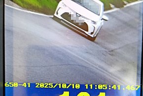 Kierowco zwolnij! Ten apel zbagatelizował kierowca toyoty-46461