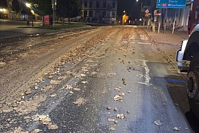 Rozsypane ziemniaki zablokowały DK62 w centrum Kruszwicy-46755