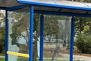 Kolejny akt dewastacji w mieście. Tym razem zniszczono wiatę na Lipowej-46877