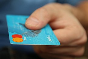 Fiskus skontroluje płatności kartą Polaków? Resort zabiera głos-47565