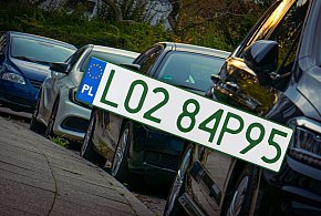 Tablice z zielonymi napisami na kolejnych autach. Nie chodzi o "elektryki"-48557