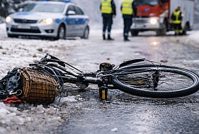 Śmierć 65-letniej rowerzystki. Wpadła w poślizg i przewróciła się na jezdnię-48766