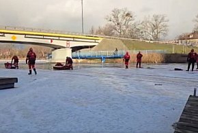 Ćwiczenia ratownictwa wodno-lodowego na Jeziorze Gopło w Kruszwicy [VIDEO]-48787
