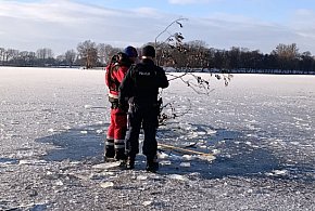 Służby zabezpieczyły dwa przeręble na Gople zostawione po morsowaniu-49078