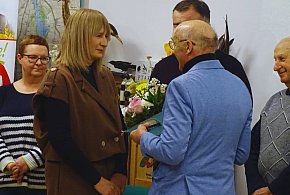 Kruszwicka biblioteka z medalem za pomoc i współpracę od PTTK Kruszwica