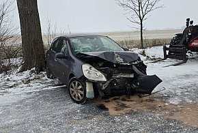 Groźna kraksa w Polanowicach. Osobówka uderzyła w drzewo