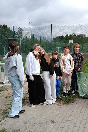 Uczniowie Szkoły Podstawowej w Chełmcach wzięła udział w akcji „Sprzątanie Świata\"-5790