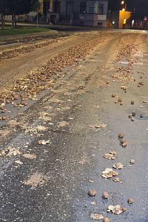Rozsypane ziemniaki zablokowały DK62 w centrum Kruszwicy-5909