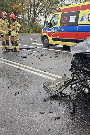 Zderzenie dwóch samochodów osobowych w Busewie. Trzy osoby ranne [FOTO]-5941