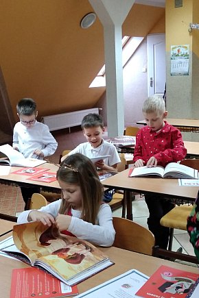 Chelmce: Pasowanie uczniów klasy I na czytelnika-6069