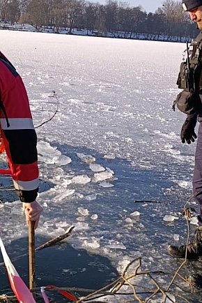 Służby zabezpieczyły dwa przeręble na Gople zostawione po morsowaniu-6207