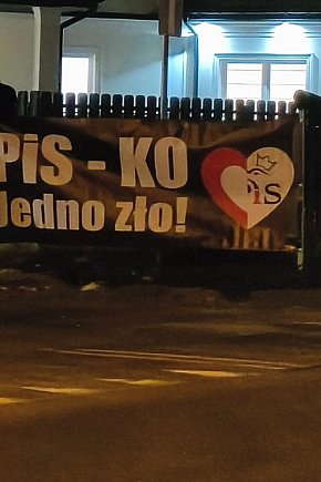 Zamaskowani protestujący czekają na Czarnka w Kruszwicy. Mają transparent [VIDEO]-6239