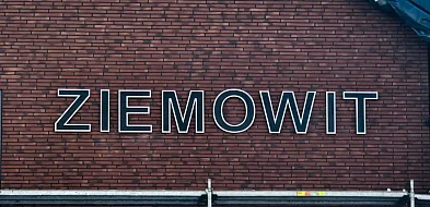 Kruszwica: rozpoczęto montaż napisu na budynku objętym inwestycją-48441