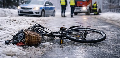 Śmierć 65-letniej rowerzystki. Wpadła w poślizg i przewróciła się na jezdnię-48766