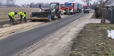Zgubiony ładunek pod Kruszwicą. Trwa interwencja służb [ZDJĘCIA]