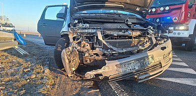 Kobylniki: Samochód osobowy uderzył w bariery ochronne