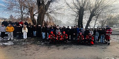 Pokazy ratownictwa lodowego dla młodzieży w Kruszwicy z udziałem uczniów ZSO