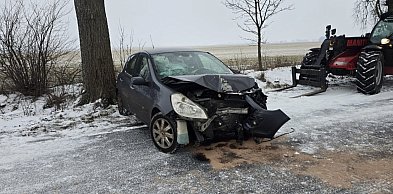 Groźna kraksa w Polanowicach. Osobówka uderzyła w drzewo