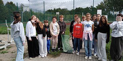 Uczniowie Szkoły Podstawowej w Chełmcach wzięła udział w akcji „Sprzątanie Świata"-45939
