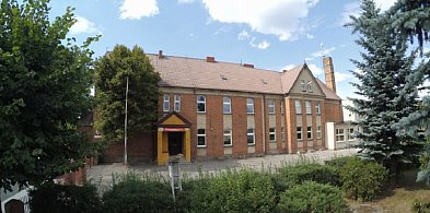 Dawna szkoła w Bachorcach wciąż niszczeje. Co dalej z budynkiem?-46668