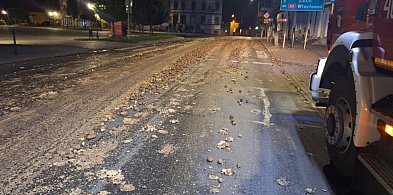 Rozsypane ziemniaki zablokowały DK62 w centrum Kruszwicy-46755
