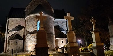Narratorium Kruszwickie: Niebo płacze, ludzie płaczą.W Zaduszki deszcz ze strużki-46982