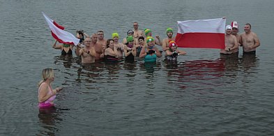 Kruszwica. Trwa morsowanie w ramach akcji „Morsowanie dla Niepodległej” [FOTO]-47312