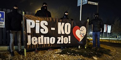 Zamaskowani protestujący czekają na Czarnka w Kruszwicy. Mają transparent [VIDEO]-49282