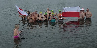 Kruszwica. Trwa morsowanie w ramach akcji „Morsowanie dla Niepodległej” [FOTO]-47312