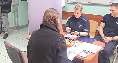 Policjanci wraz z Zakładem Ubezpieczeń Społecznych na rzecz mieszkańców-46443