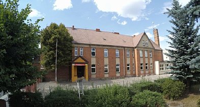Dawna szkoła w Bachorcach wciąż niszczeje. Co dalej z budynkiem?-46668