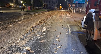 Rozsypane ziemniaki zablokowały DK62 w centrum Kruszwicy-46755