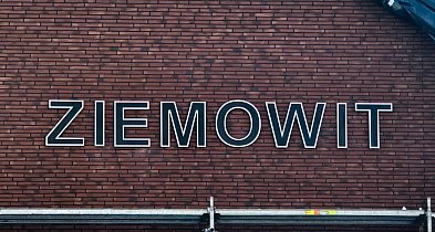 Kruszwica: rozpoczęto montaż napisu na budynku objętym inwestycją-48441