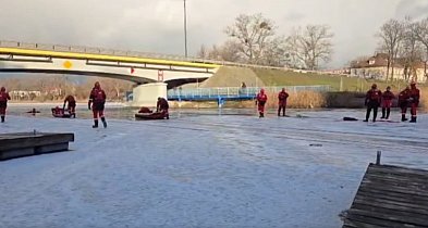 Ćwiczenia ratownictwa wodno-lodowego na Jeziorze Gopło w Kruszwicy [VIDEO]-48787