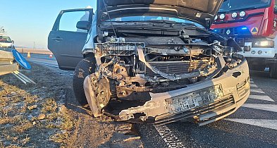 Kobylniki: Samochód osobowy uderzył w bariery ochronne