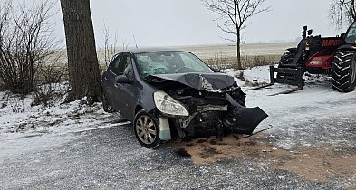 Groźna kraksa w Polanowicach. Osobówka uderzyła w drzewo