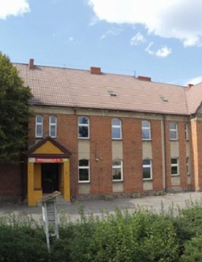 Dawna szkoła w Bachorcach wciąż niszczeje. Co dalej z budynkiem?-46668