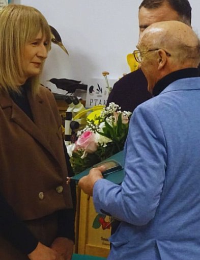 Kruszwicka biblioteka z medalem za pomoc i współpracę od PTTK Kruszwica