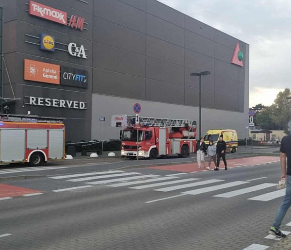 Toruń. Zawalił się podwieszany sufit w galerii handlowej-45746