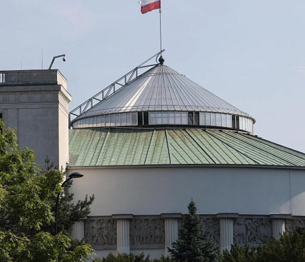 Warszawa:w pobliżu Sejmu znaleziono model samolotu-zabawki-45783