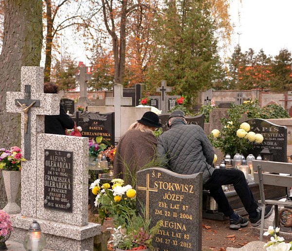 Savoir-vivre na 1 listopada. Jak się zachować podczas wizyty na cmentarzu?-46958