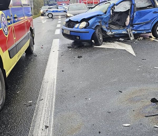 Zderzenie dwóch samochodów osobowych w Busewie. Trzy osoby ranne [FOTO]-46997