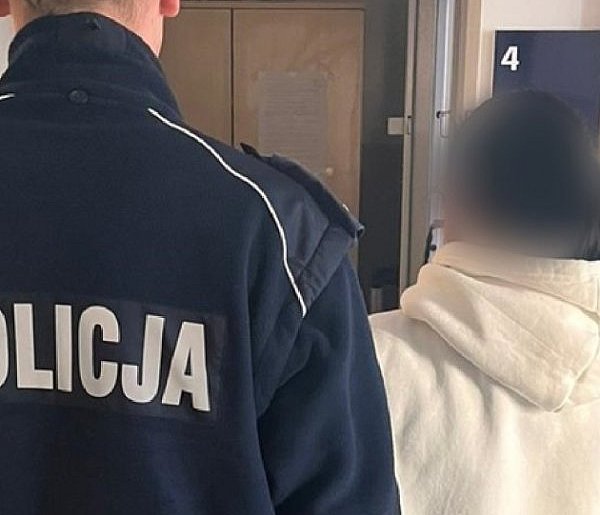 Strzelno: Pijana matka, 7-letni syn na balkonie.-47135