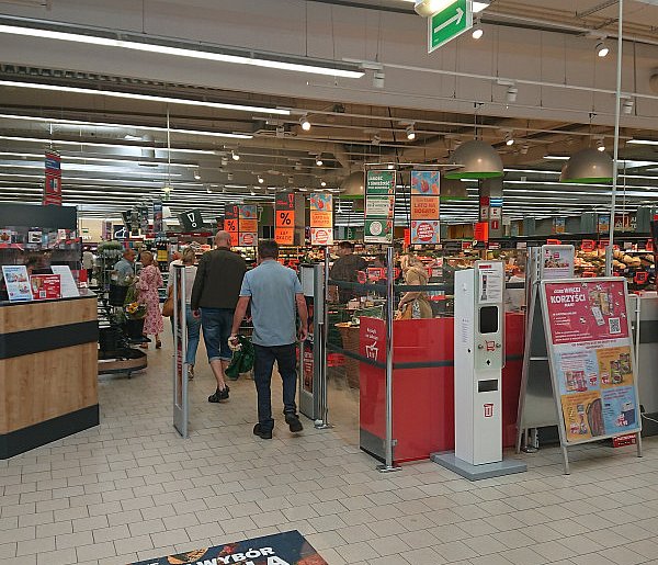 Pracownicy popularnej sieci mają dość. W południe zatrzymają pracę-48145