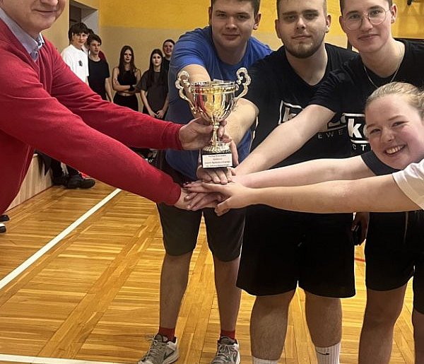 W ZSO Kruszwica odbył się Turniej Mikołajkowy o Puchar Dyrektora ZSO-48144